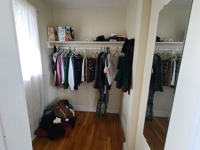 Building Photo - Off street parking - Close to Whole Foods / CVS - Renovated Kitchen