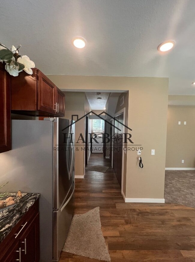 Building Photo - 807 1st Dr NW