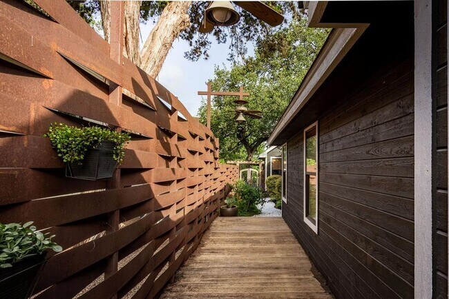Building Photo - 1709 Alta Vista Ave