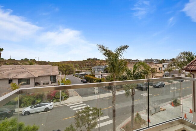 Building Photo - Contemporary luxury in a prime beachside l...