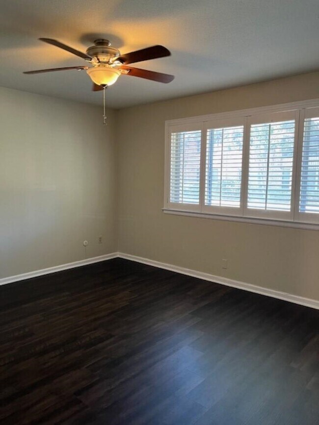 Building Photo - 4400 Poplar Ave