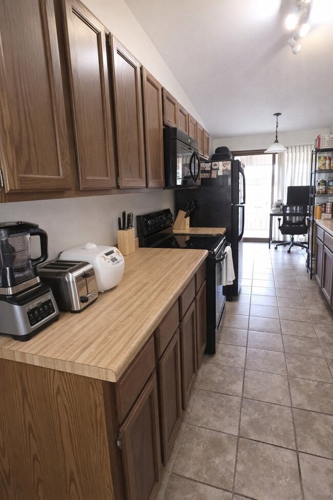 Building Photo - 9950 Treetop Dr