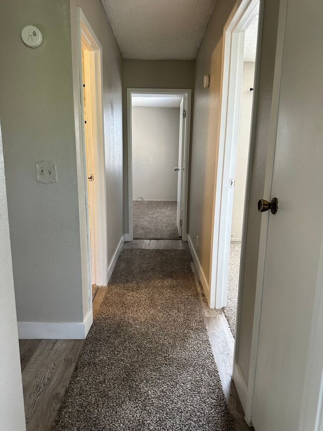 Building Photo - Three bedroom townhome with 2 car garage a...