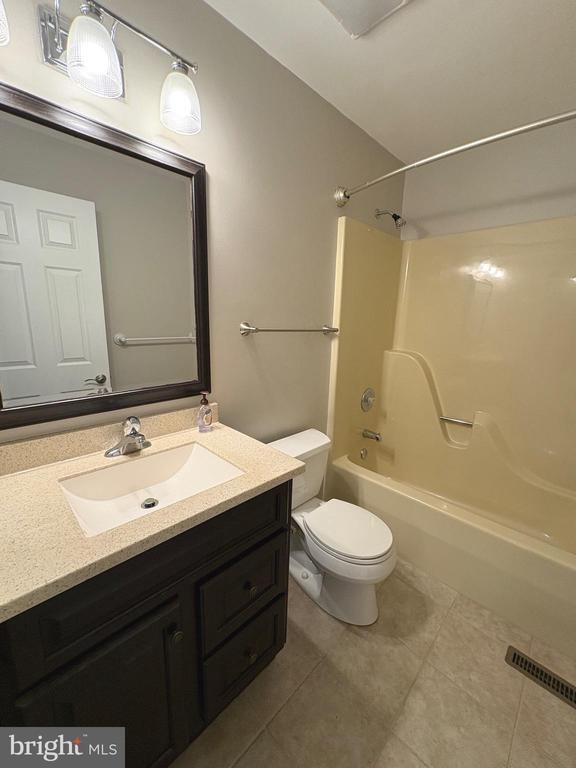 Building Photo - 1441 Landis Cir