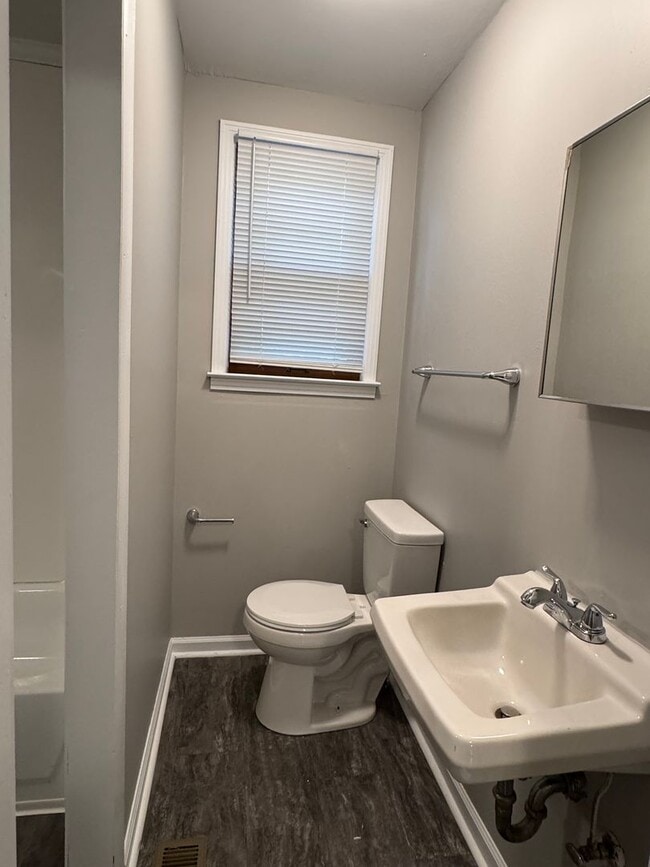 Building Photo - Excellent location! Just Remodeled 2 Bed/1...