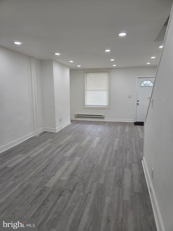 Building Photo - 558 Herman St