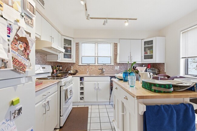 Building Photo - 5 Meadowbrook Rd