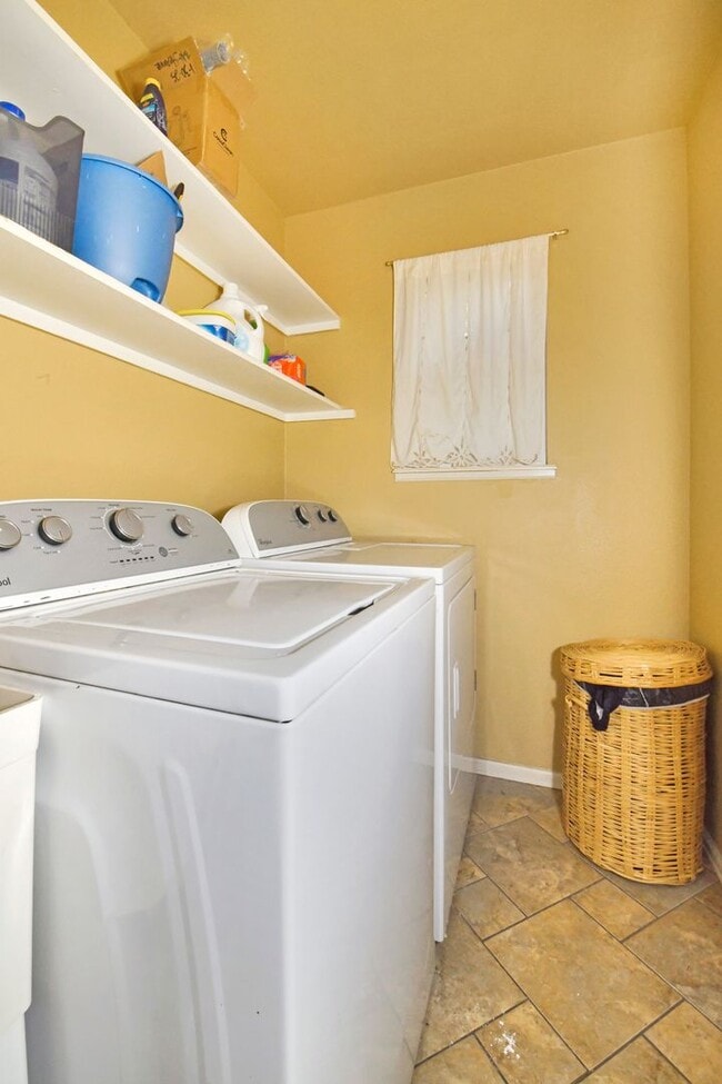 Building Photo - 4-bedroom Gem Near Ft. Carson!