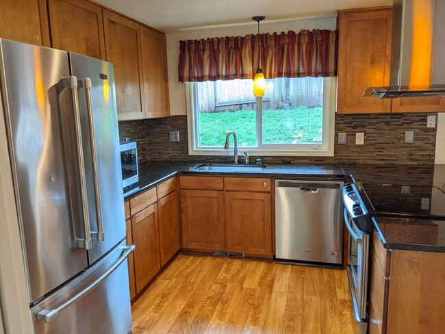 Building Photo - Beautiful 4-Bedroom, 2-Bath Plus Office In...