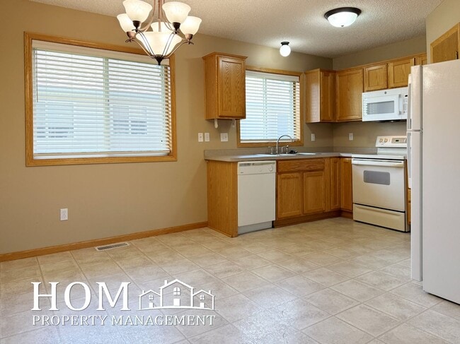 Building Photo - 3BR/2BA Townhome Available 9/1
