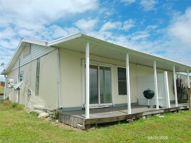 Building Photo - 1111 Cypress Gardens Blvd