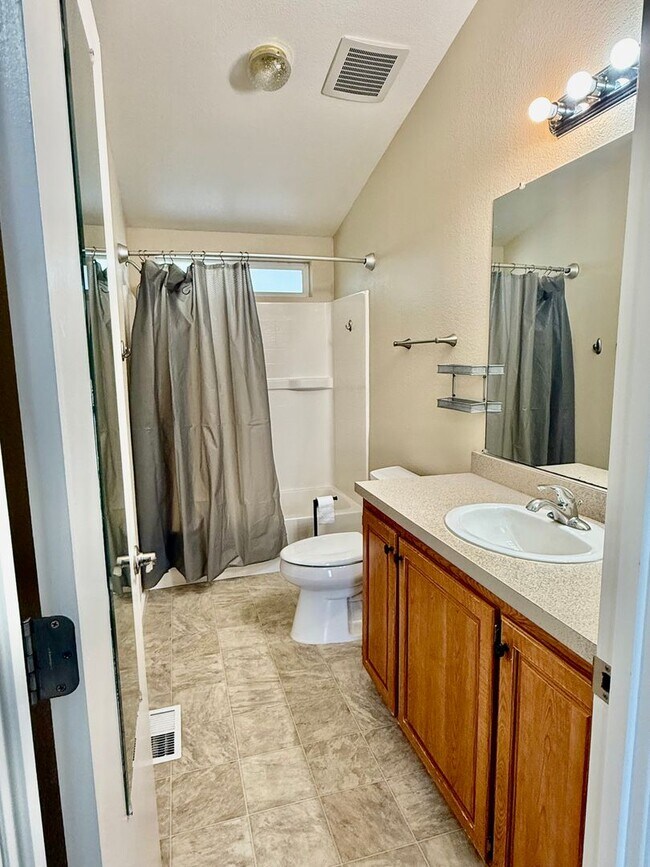 Building Photo - 600-606 Dolan Rd