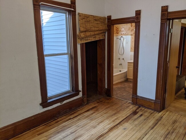 Building Photo - 5 bed 2 bath Single Family Home in Wausau