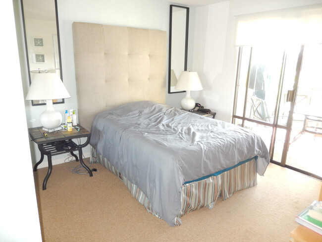 Building Photo - 2 Bed, 2 Bath Fully Furnished La Jolla Sho...