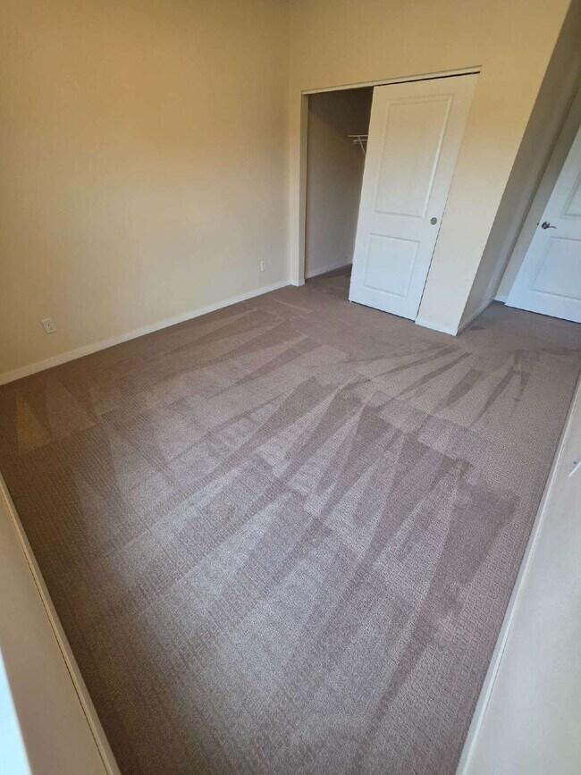 Building Photo - 2 Bedroom | 1 Bathroom 3rd Floor Apartment Available RIGHT NOW!