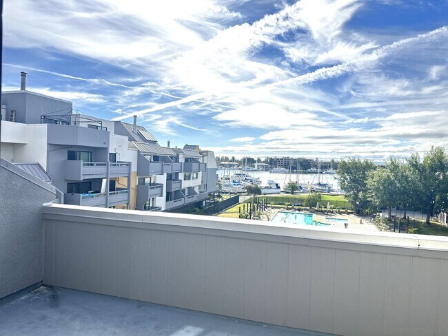 Building Photo - BEAUTIFUL TOP FLOOR  1 BED 1 BATH CONDO W/RESORT FACILITIES! +STORAGE