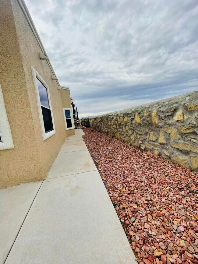 Building Photo - 3660 Sammy Reece PIace