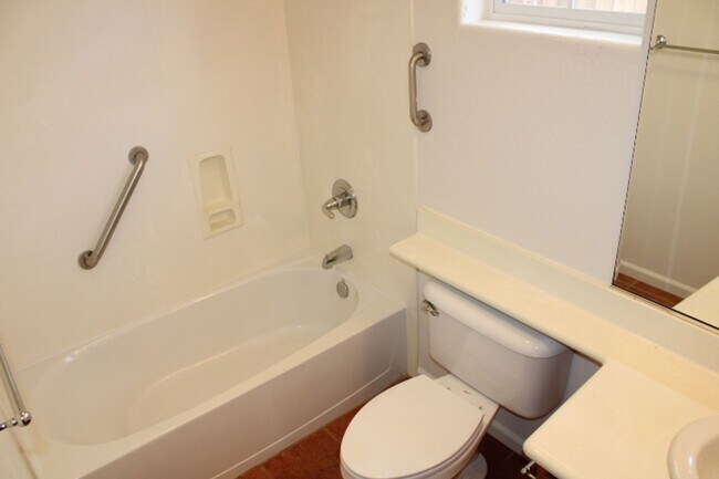 Building Photo - 524 Rosewood Ln