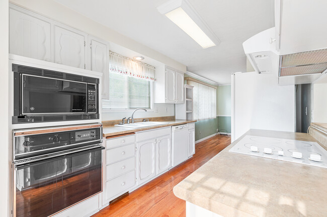 Building Photo - 475 Sutter Ave