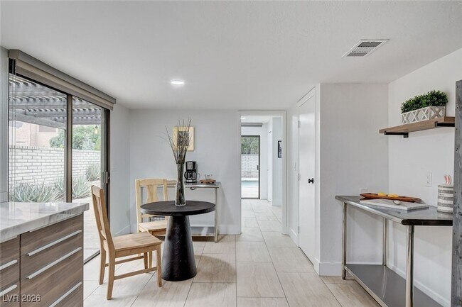 Building Photo - 945 Vegas Valley Dr