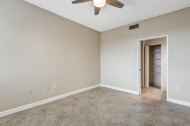 Building Photo - ** RESERVE AT NAPLES ** 3 BED / 2 BATH - TOP FLOOR CONDO - CENTRAL NAPLES - ANNUAL RENTAL