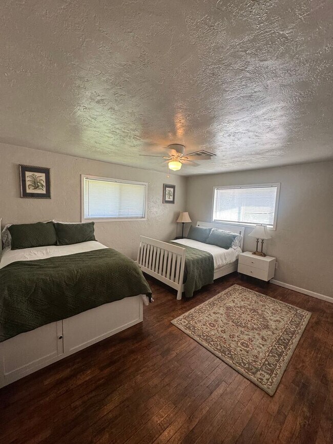 Building Photo - FURNISHED OR UNFURNISHED 5 BEDROOM 3 BATH HOME WITH POOL