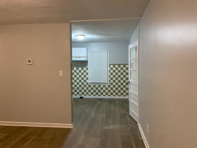 Building Photo - 324 Mays Ave