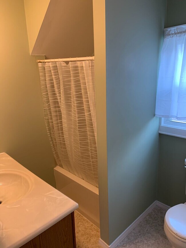 Building Photo - 2 Bedrooms  & 1 Bathroom - West side of Barberton