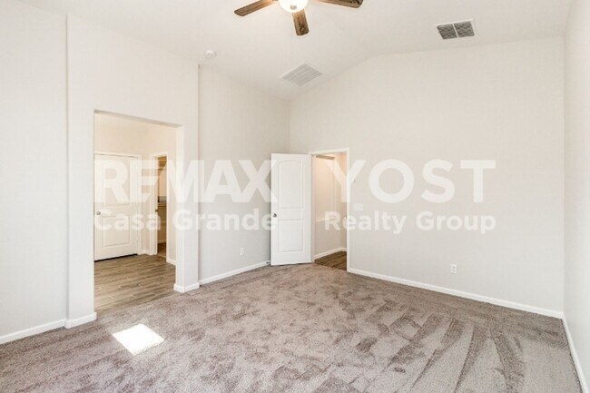 Building Photo - Bright & Modern Living with Open Layout & Backyard Space