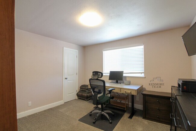 Building Photo - FURNISHED: 5 Bedroom, 2 Bath Home in Kennewick