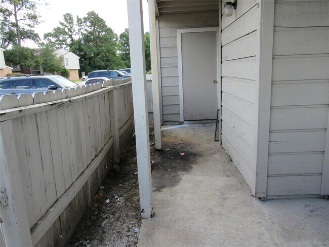 Building Photo - 17331 Red Oak Dr