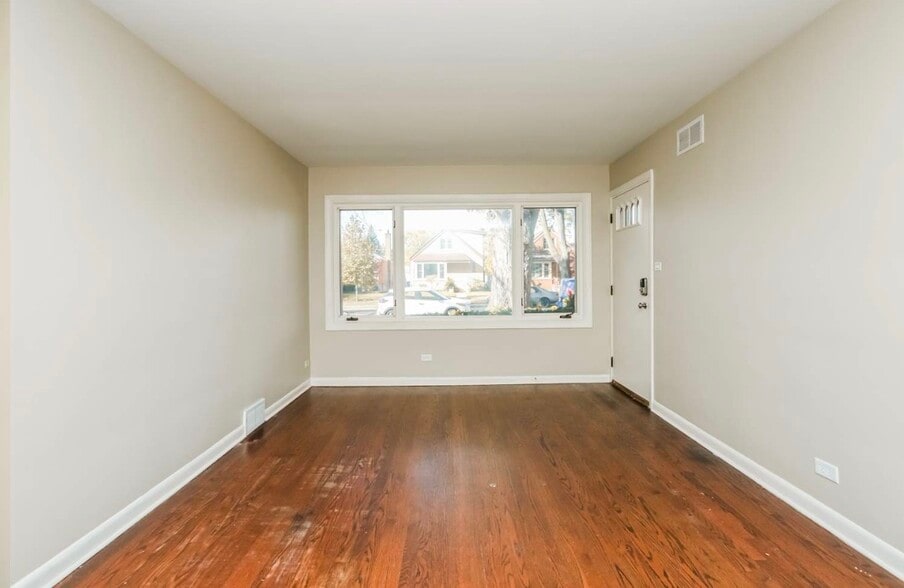 Building Photo - 10114 S California Ave