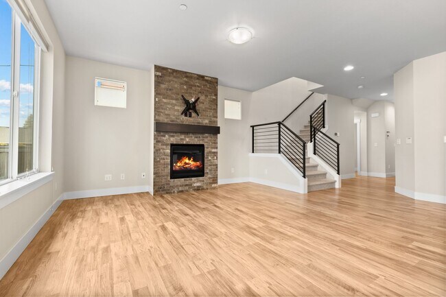 Building Photo - 3Bd/2.5Ba Lynnwood Home