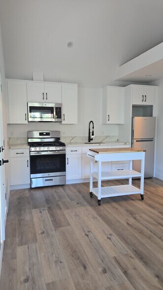 Studio - 6676 Colgate Ave
