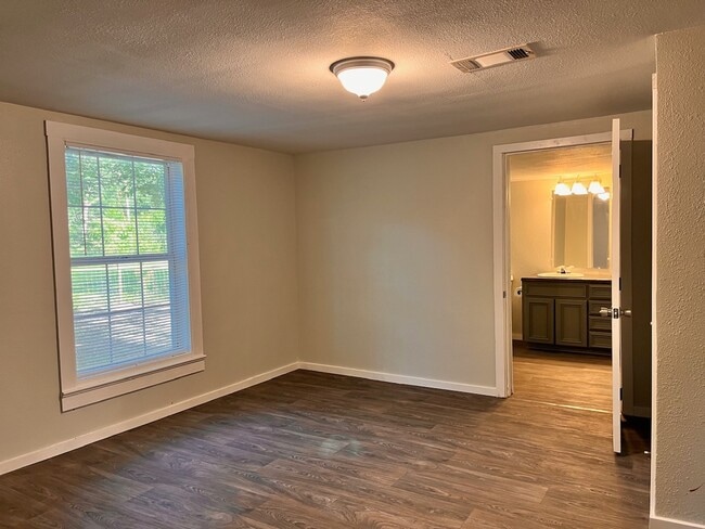 Building Photo - 4069 Villa Rd