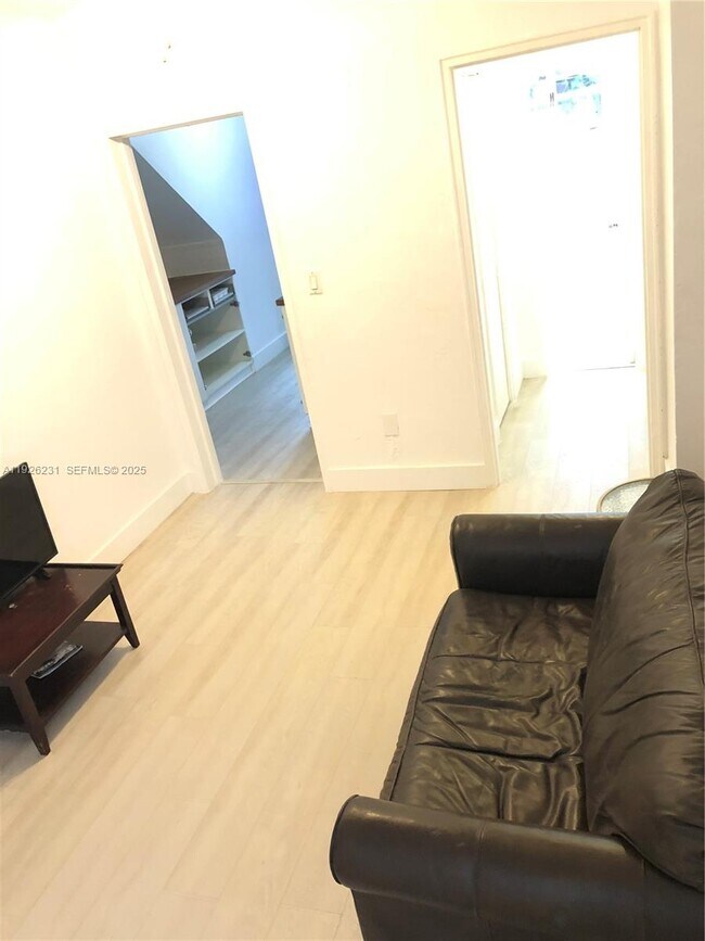 Building Photo - 8340 Crespi Blvd