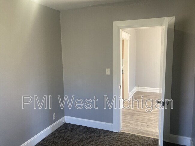 Building Photo - 1530 Quarry Ave NW