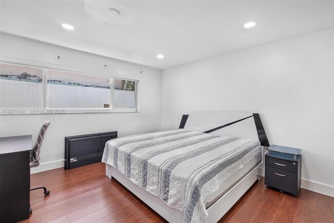 Building Photo - 2430 SW 22nd Terrace