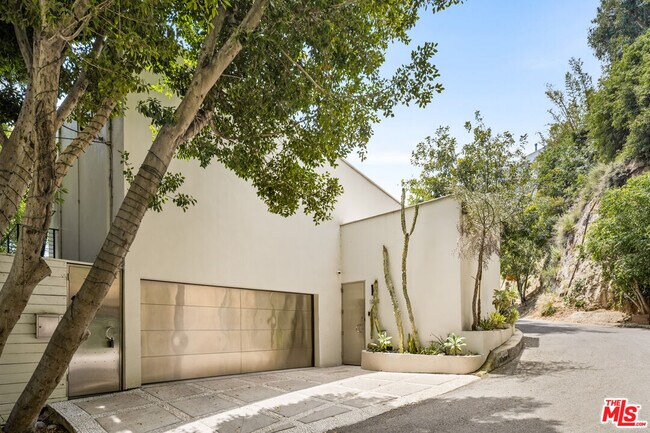 Building Photo - 8514 Hillside Ave