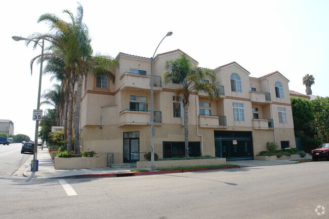 Building Photo - 2534 Beverly Blvd