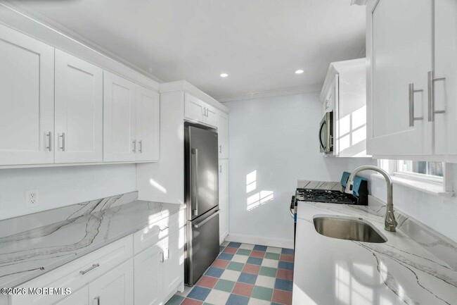 Building Photo - 905 Harrison Rd