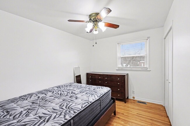 Building Photo - 3 Bedroom, 2 Bath, 2-car garage-