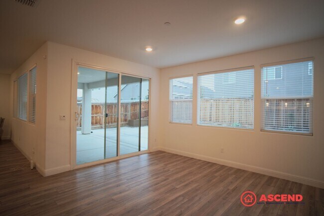 Building Photo - Luxurious 5 bedroom located in Gossamer Grove!