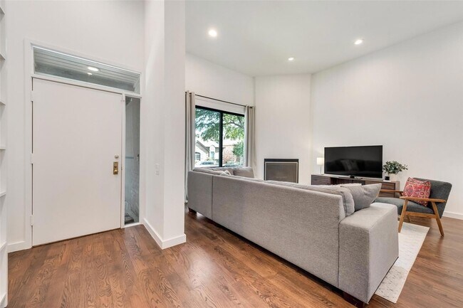 Building Photo - 5990 Lindenshire Ln