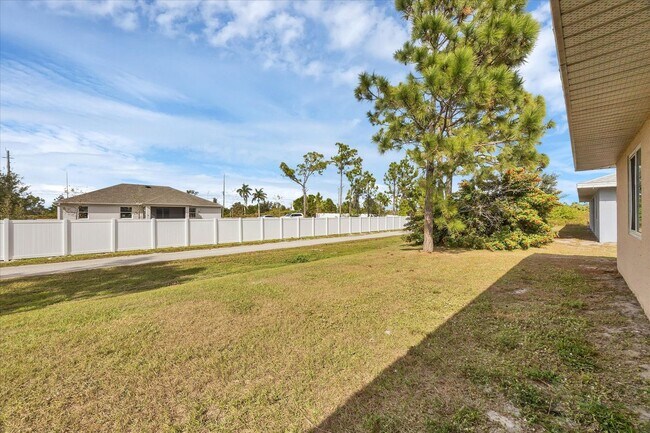 Building Photo - Duplex Unit For Rent In Port Charlotte