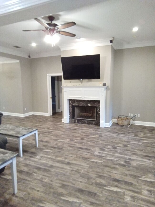 Building Photo - ****Woodlake South****MUST SEE**