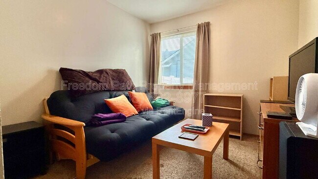 Building Photo - 1902 W Hampson Ave