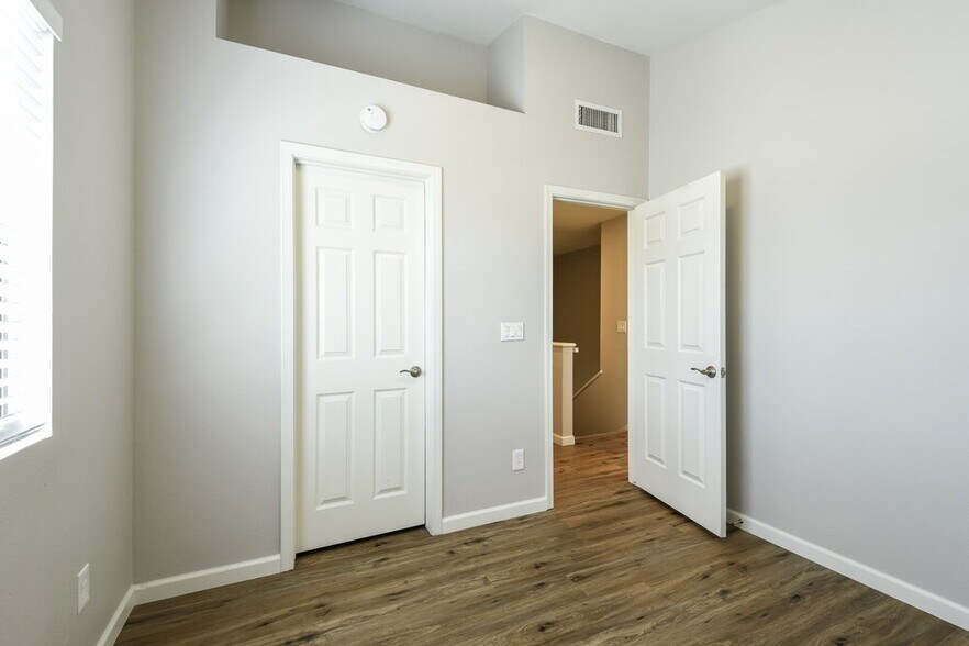 Building Photo - 2028 W Columbine Dr