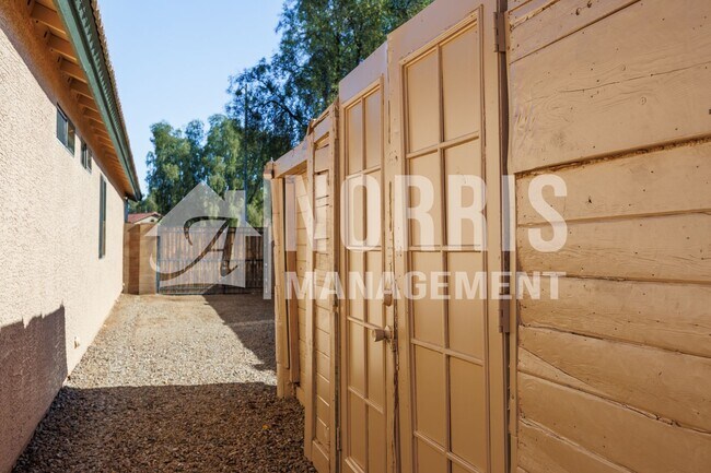 Building Photo - Great Home Located in Town with a Pool