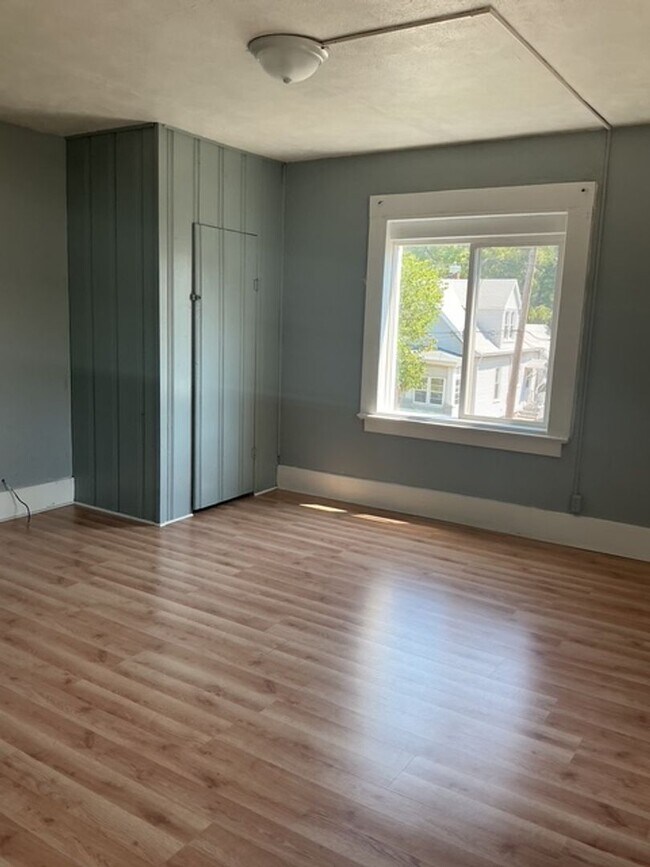 Building Photo - 3 Bedroom / 1 Bathroom House in Peoria